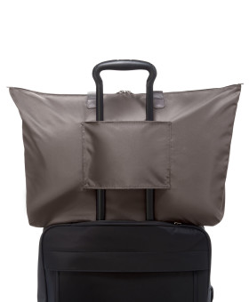 Bolsa de Ombro de Senhora Just in Case® Castanho Zinco | Voyageur | Tumi